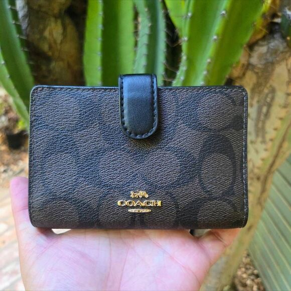 Coach Signature Canvas/Leather Medium Corner Zip Wallet. Light Brown/Gold F23553 - Picture 1 of 10